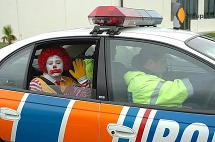 ronald mcdonals moet met politie mee